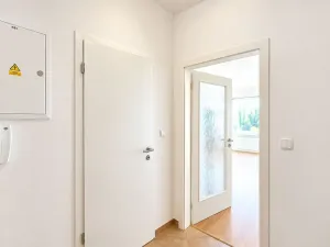 Pronájem bytu 1+kk, Praha - Hloubětín, Nademlejnská, 26 m2