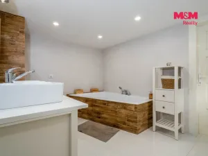 Prodej rodinného domu, Lužná, Masarykovo nám., 165 m2
