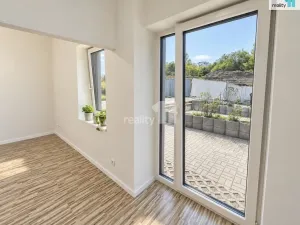 Pronájem bytu 1+kk, Praha - Hrdlořezy, Českobrodská, 28 m2