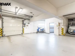 Pronájem garážového stání, Praha - Libeň, Kašparovo náměstí, 12 m2