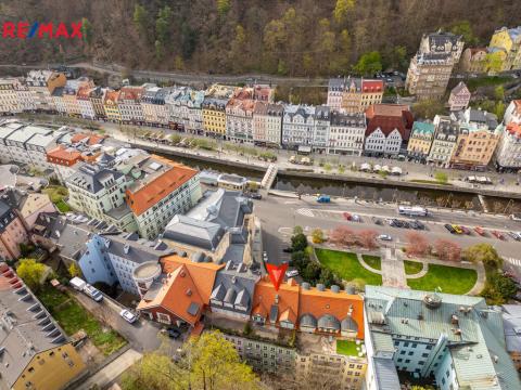 Prodej obchodního prostoru, Karlovy Vary, Divadelní náměstí, 100 m2