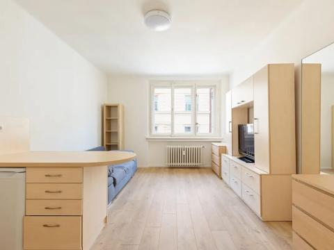 Pronájem bytu 1+kk, Praha - Smíchov, Vrázova, 28 m2