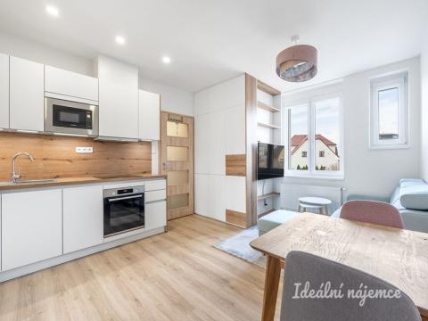 Pronájem bytu 2+kk, Praha - Čakovice, Bělomlýnská, 41 m2