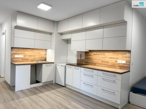 Pronájem bytu 1+kk, Zlín, Lorencova, 30 m2