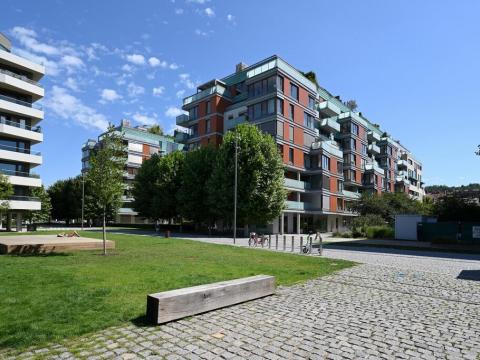 Pronájem garážového stání, Praha - Karlín, Rohanské nábřeží, 13 m2