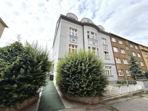 Pronájem bytu 1+kk, Praha - Žižkov, Jeseniova, 42 m2