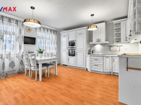 Prodej bytu 3+1, Karlovy Vary, Raisova, 118 m2