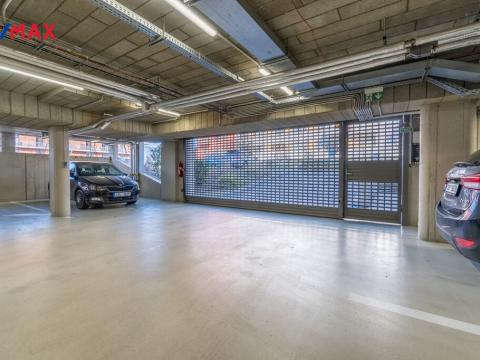 Pronájem garážového stání, Praha - Střížkov, Zakšínská, 15 m2