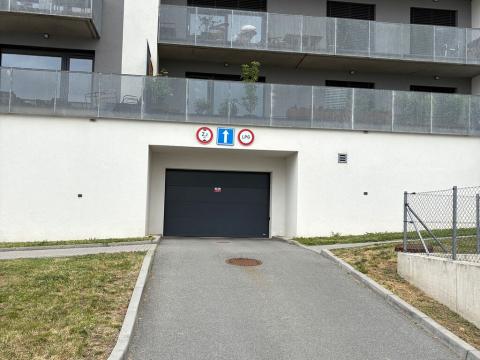 Pronájem garážového stání, Brno - Sadová, Kumpoštova, 4465 m2