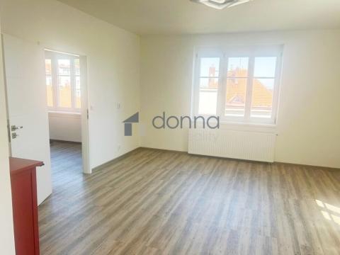 Pronájem bytu 2+1, Praha, Na Konvářce, 77 m2