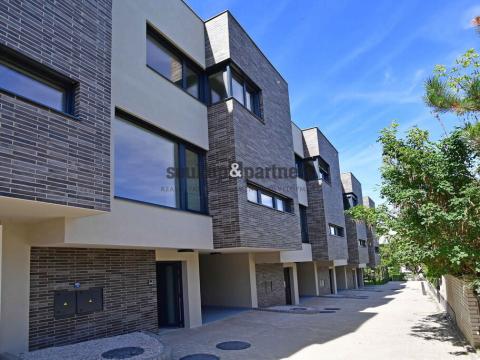 Pronájem rodinného domu, Praha - Háje, V Hájích, 220 m2