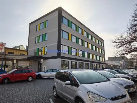 Prodej kanceláře, Hradec Králové - Kukleny, Pražská třída, 1600 m2