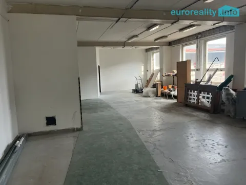 Pronájem skladu, Mariánské Lázně, třída Vítězství, 112 m2