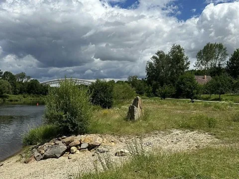 Prodej louky, Týn nad Vltavou, Hněvkovice na pravém břehu Vlt., 1648 m2