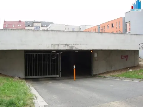 Pronájem garážového stání, Plzeň - Jižní Předměstí, Kollárova, 18 m2