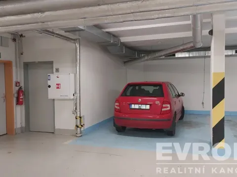 Pronájem garážového stání, Praha - Hostivař, Berlínská, 20 m2