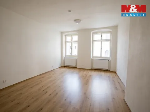 Pronájem bytu 1+kk, Jindřichův Hradec - Jindřichův Hradec I, nám. Míru, 30 m2