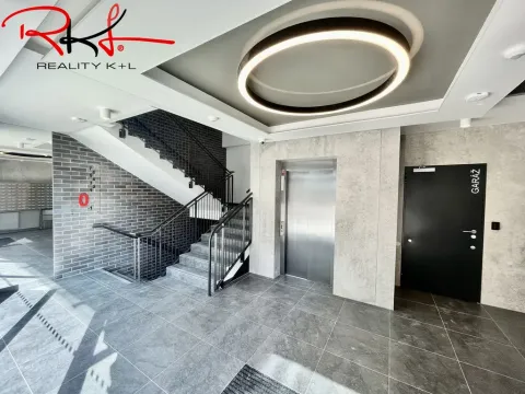 Pronájem garážového stání, Praha, Thomasova, 15 m2