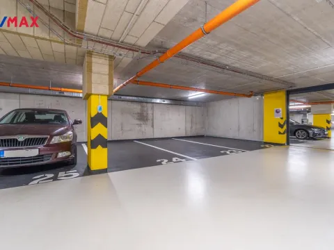 Pronájem garážového stání, Praha - Hrdlořezy, V třešňovce, 13 m2