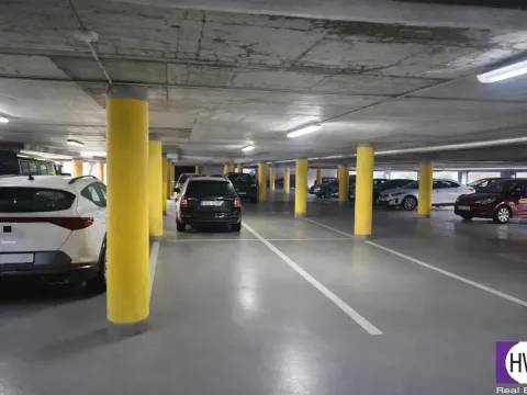 Prodej garážového stání, Praha, Na Harfě, 13 m2