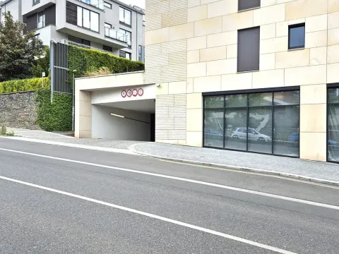 Pronájem garážového stání, Praha - Vinohrady, Dudova, 21 m2