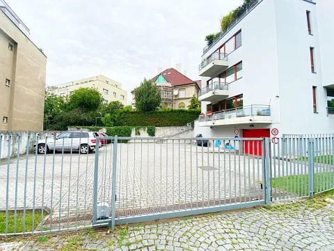 Pronájem garážového stání, Praha - Vršovice, Konopišťská, 18 m2