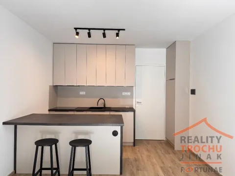 Pronájem bytu 1+kk, Hradec Králové, Pod Zámečkem, 28 m2
