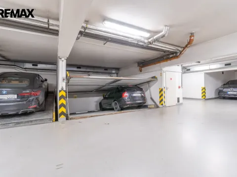 Pronájem garážového stání, Praha - Libeň, Kašparovo náměstí, 12 m2