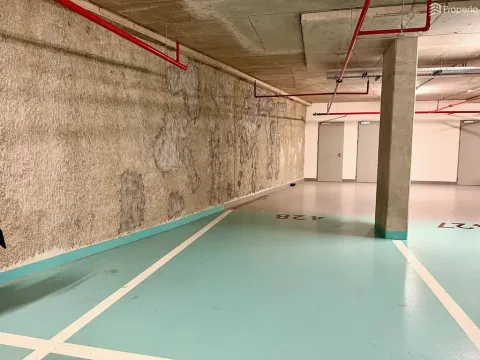 Pronájem garážového stání, Brno, Fuchsova, 12 m2